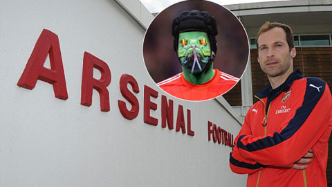 CĐV Chelsea sớm chế ảnh Petr Cech với hình rắn độc.