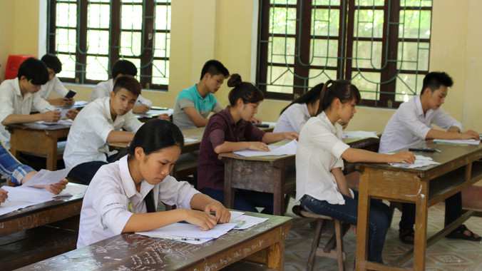 Thí sinh làm bài thi tại Trường THPT Hoằng Hóa 3 (huyện Hoằng Hóa, Thanh Hóa). Ảnh: Hoàng Lam.