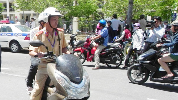 CSGT hỗ trợ việc đi lại cho thí sinh. Ảnh: Đào Phan.