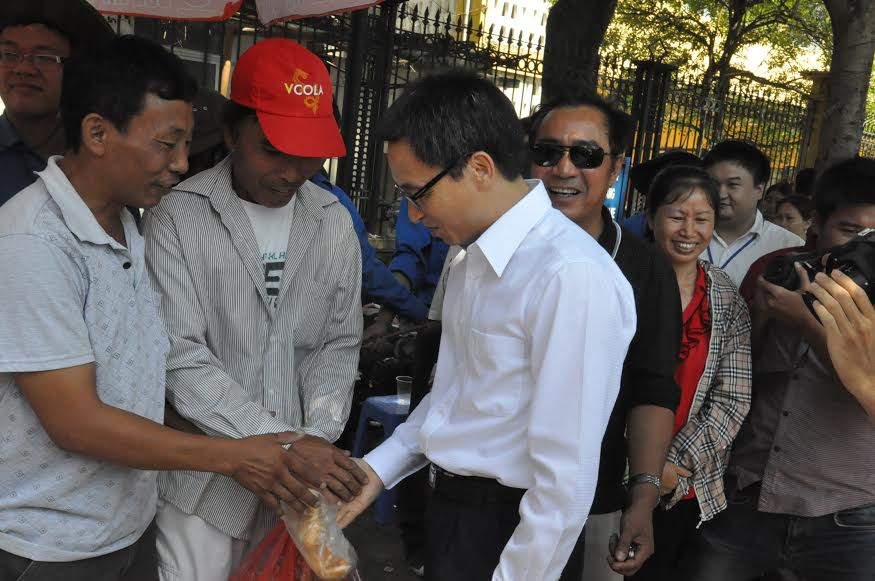 Phó Thủ tướng thăm cụm thi ĐH Bách khoa, thăm hỏi và động viên phụ huynh và lực lượng tình nguyện. Ảnh: Hồ Thu.
