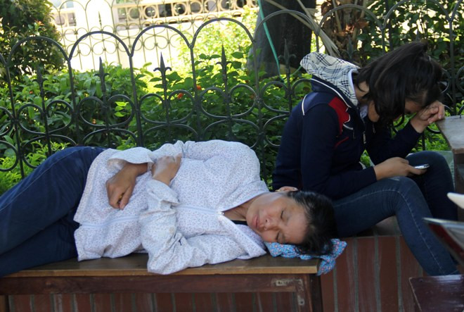 Thí sinh bỏ phòng trọ, ra công viên ôn bài vì nắng nóng