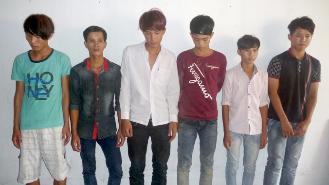 Các đối tượng tại cơ quan công an (từ trái qua phải: Viễn, Huỳnh Văn Cường, Thanh, Đạt, Lê Hùng Cường, Luân).