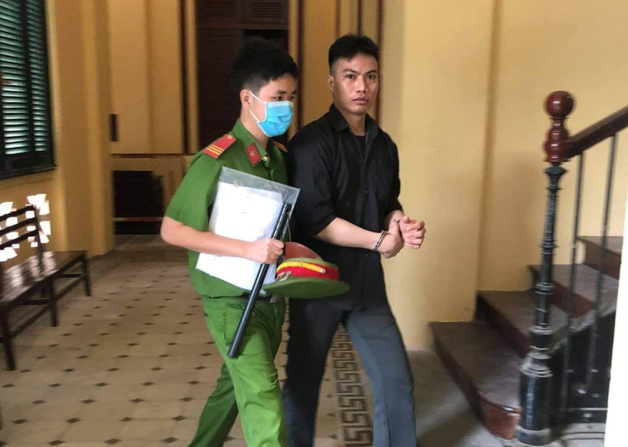 Dẫn giải bị cáo Võ Văn Phụng sau phiên tòa hôm nay 28/8. Ảnh: T.M