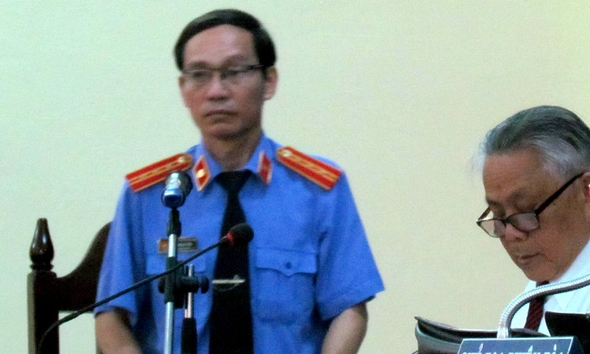 Kiểm sát viên Phạm Duy Tân tranh tụng