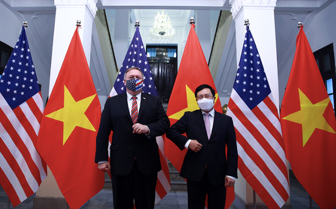 Phó Thủ tướng Phạm Bình Minh đón Ngoại trưởng Mỹ Mike Pompeo. (Ảnh: VGP)