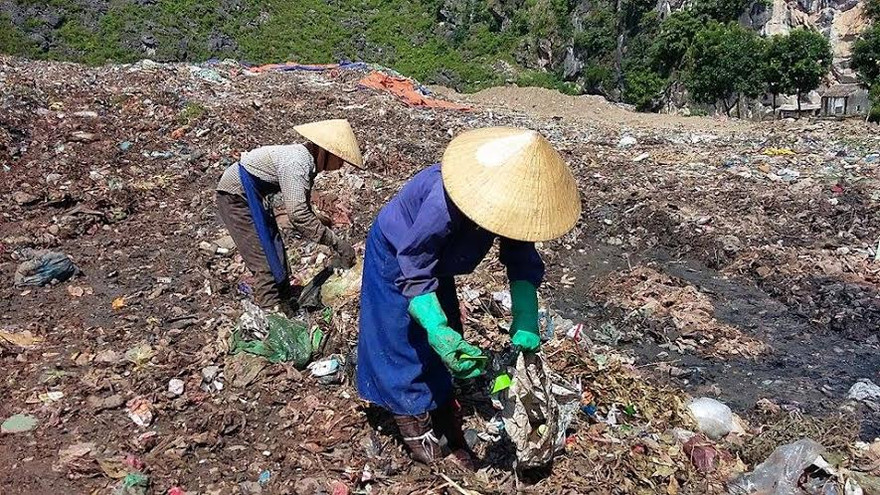 Để được nhặt rác trong bãi, những người lao động này phải viết đơn trình bày hoàn cảnh, xin, được cấp thẻ cho vào bãi rác.