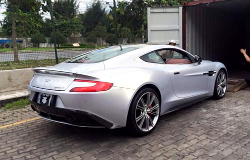 Aston Martin Vanquish từng là siêu xe đình đám ở Việt Nam vì khi về nước vào thời điểm 2006, đến 2007 thì hãng khai tử Vanquish để thay thế bằng DBS V12. Lúc đó, đây cũng là một trong những siêu xe hiếm hoi đeo biển trắng.