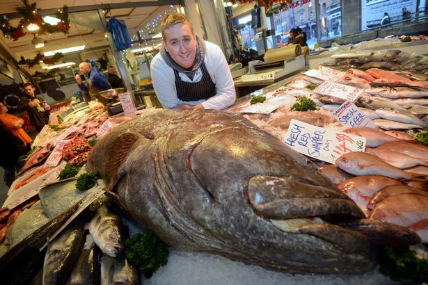 Cá mú hoa nâu gần 200 kg được bán tại Anh.
