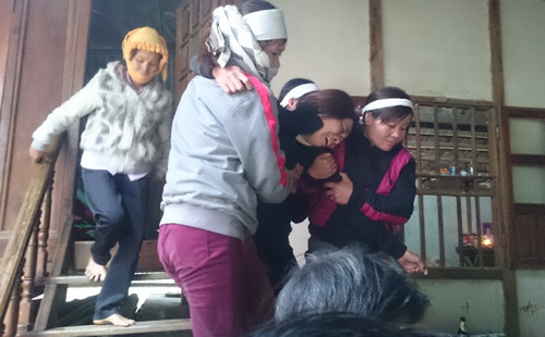 Chị Túc liên tục ngất xỉu khi dân làng đưa anh Danh ra nghĩa trang.