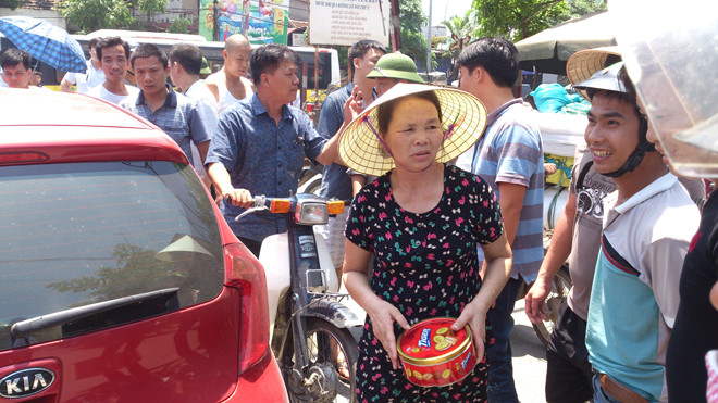 Bà Tỵ với chiếc hộp đựng thẻ điện thoại suýt bị trộm.