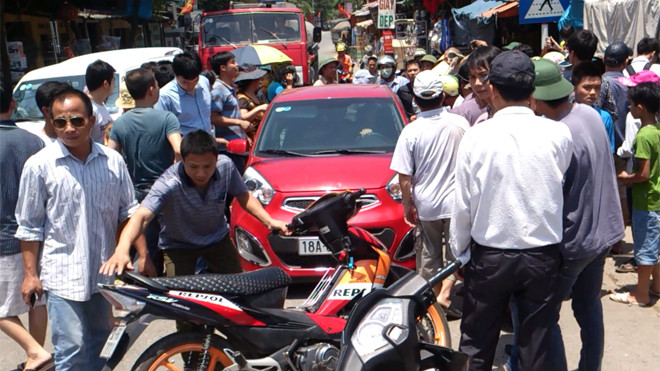 Người dân chặn bắt chiếc ô tô chở 2 đối tượng lấy trộm hộp đựng thẻ điện thoại.