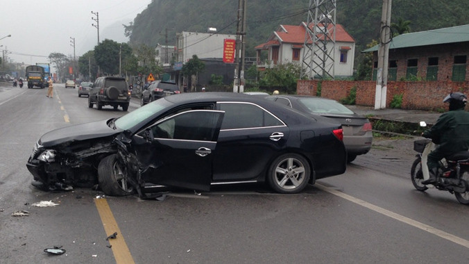 Chiếc xe hư hỏng nặng tại hiện trường.