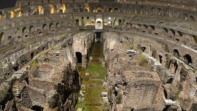 Hai du khách Mỹ khắc tên họ lên bức tường phía Tây Colosseo.