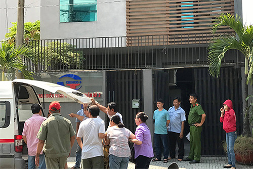 Thi thể nạn nhân được đưa từ văn phòng ra ngoài. Ảnh: Sơn Hoà. 