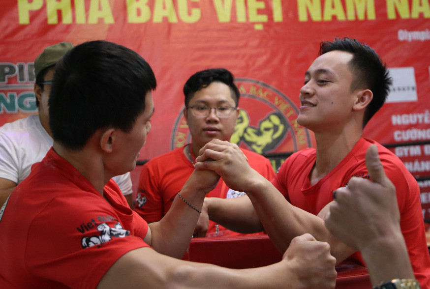 Hàng trăm thanh niên thi vật tay tại Hà Nội