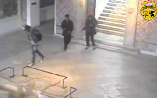 Hai tay súng chạm mặt người đàn ông đeo ba lô (trái) ở chân cầu thang nhưng để người này đi. Ảnh: Telegraph.