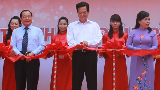 Thủ tướng Nguyễn Tấn Dũng (giữa) cùng Bộ trưởng y tế Nguyễn Thị Kim Tiến và Bí thư Thành ủy TP.HCM Lê Thanh Hải cắt băng khánh thành khu điều trị kỹ thuật cao Bệnh viện Thống Nhất sáng 22/3.