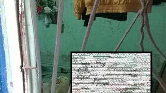 Phòng trọ nơi nạn nhân chết trong tư thế gục đầu.