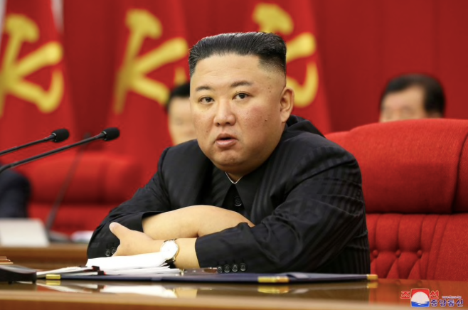 Ông Kim Jong Un trông gầy hẳn đi trong bức ảnh được báo chí Triều Tiên đăng tải gần đây. (Ảnh: KCNA)