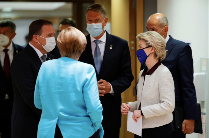 Các lãnh đạo EU bên lề cuộc họp ngày 24/6. (Ảnh: Reuters)