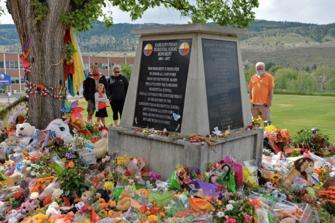 Địa điểm tưởng niệm hơn 200 trẻ em thổ dân Canada. (Ảnh: Reuters)