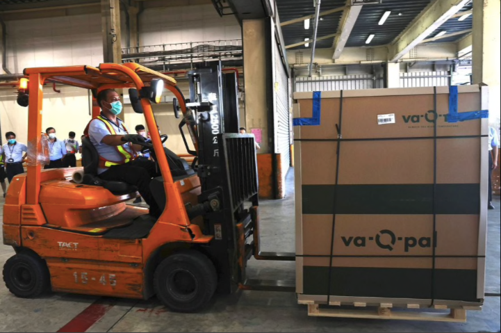 Hình ảnh số vắc-xin được chất lên máy bay để đưa đến Đài Loan. (Ảnh: Reuters)