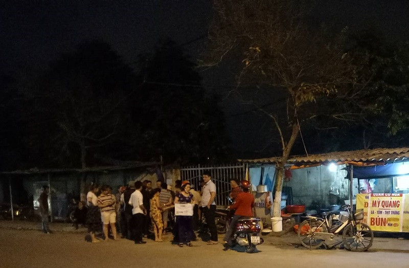 Người dân quyên góp tiền giúp gia đình nam sinh viên tử vong. Ảnh: Lê Nhâm 