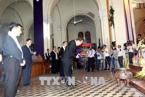 Phó Thủ tướng Trương Hòa Bình viếng Tổng giám mục Phaolô Bùi Văn Đọc. Ảnh: Thanh Vũ/TTXVN 