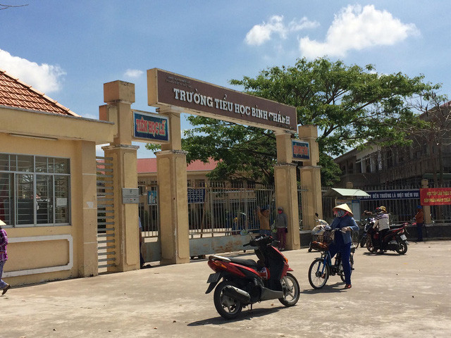 Trường tiểu học Bình Chánh (huyện Bến Lức, Long An) - nơi xảy ra sự việc cô giáo quỳ trước phụ huynh. 