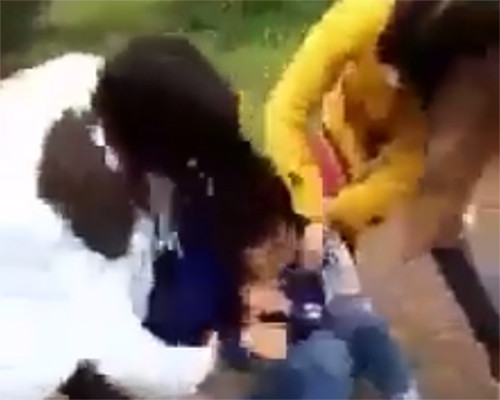 Nữ sinh bị hai cô gái túm tóc, xé áo. Ảnh: Cắt từ video 