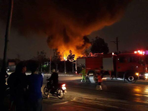 Cháy lớn xưởng sản xuất đồ nhựa trong làng nghề Triều Khúc