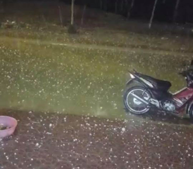 Mưa đá liên tục rơi trong đêm ở Lào Cai khiến người dân bất ngờ. 