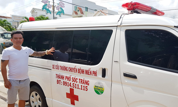 Anh Hóa và chiếc xe chuyển bệnh miễn phí.