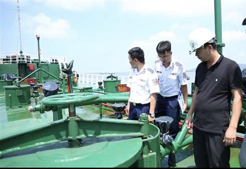Bắt giữ tàu chở 1 triệu lít xăng không rõ nguồn gốc