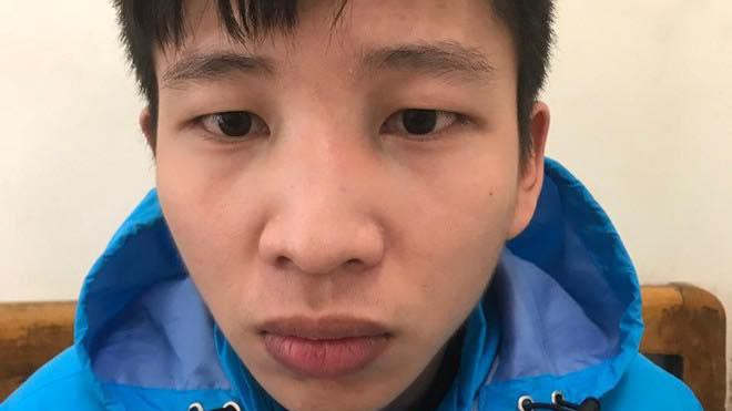 Đeo thử dây chuyền vàng rồi vờ soi gương để... chạy