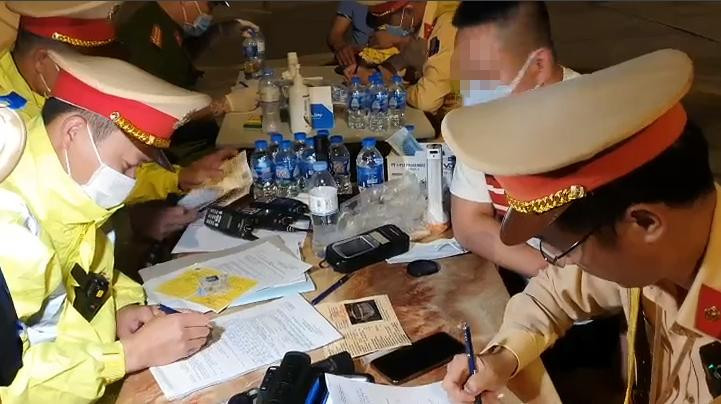 Tổ công tác làm việc với nam tài xế.