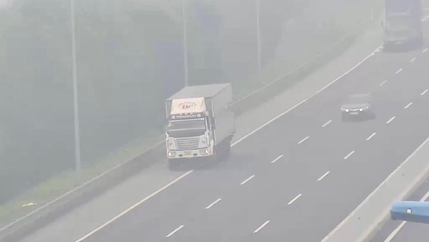 Nam tài xế lái xe tải đi lùi trên cao tốc Hà Nội – Hải Phòng