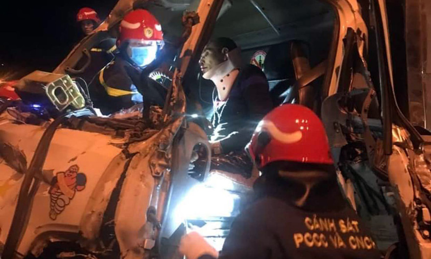 Cảnh sát PCCC&CNCH phá cabin giải cứu nạn nhân.
