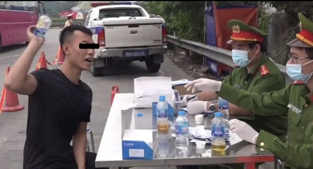 Nam tài xế ném mẫu thử khi bị tổ công tác kiểm tra. Ảnh Cục CSGT