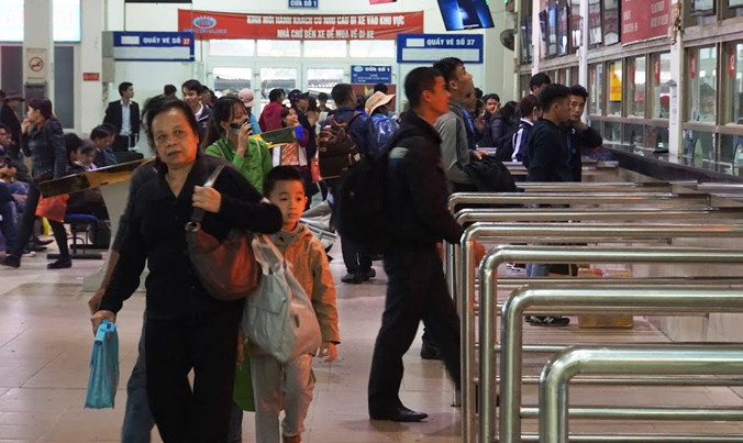 Khách đi xe tại bến xe Mỹ Đình.