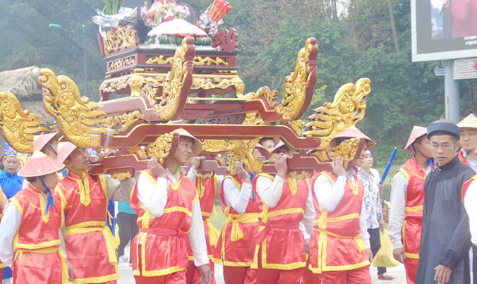 Trẩy hội Đền Hùng xem rước kiệu, gói bánh chưng