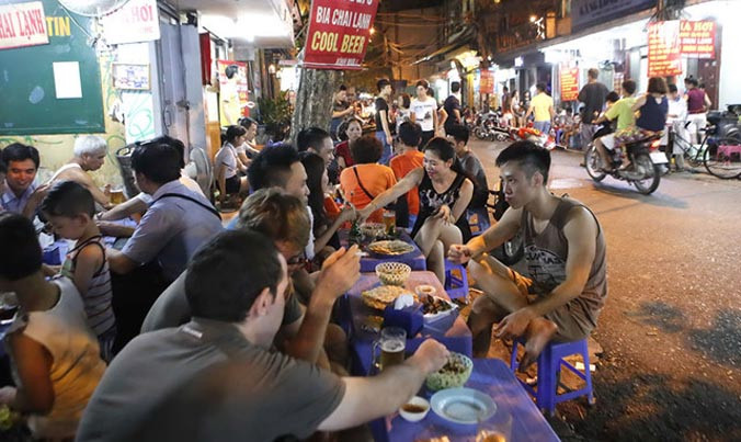 Các cửa hàng buôn bán, quán nhậu có doanh thu hàng chục tỷ đồng mỗi năm nhưng chỉ đóng thuế vài triệu đồng/tháng. Ảnh minh hoạ.