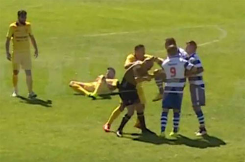 Goncalves thúc đầu gối vào mặt trọng tài. Ảnh chụp màn hình.