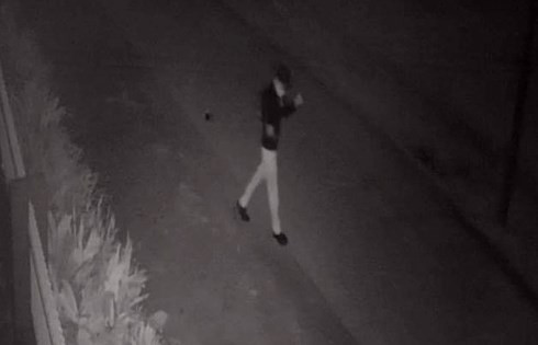 Hình ảnh kẻ ném chất bẩn vào nhà gia đình anh Hải được camera ghi lại.