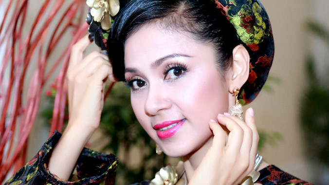 Ngay khi mới xuất hiện, Việt Trinh đã thu hút nhiều ánh nhìn của những người có mặt bởi nhan sắc mặn mà nhưng không kém tươi trẻ ở tuổi 43.