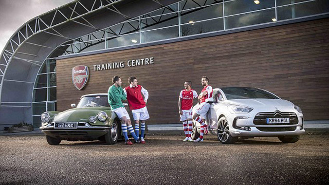 Cầu thủ Arsenal bên hai dòng xe của Citroen.