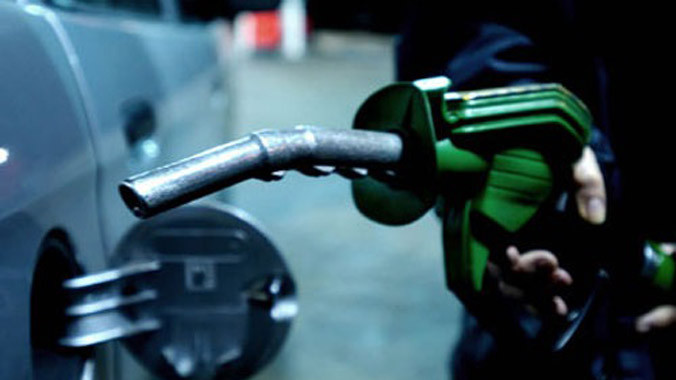 Theo AAA, tổ chức chuyên theo dõi giá xăng bán lẻ tại Mỹ, giá xăng bán lẻ trung bình toàn quốc tại nước này hôm 25/1 đã xuống mức thấp nhất kể từ tháng 4/2009, ở mức 2,038 USD/gallon, tương đương khoảng 11.500 đồng/lít.