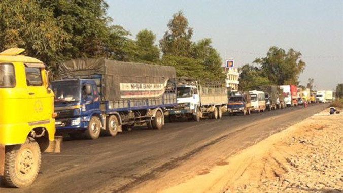 Vụ tai nạn liên hoàn làm quốc lộ 1 kẹt xe hơn 1 km.