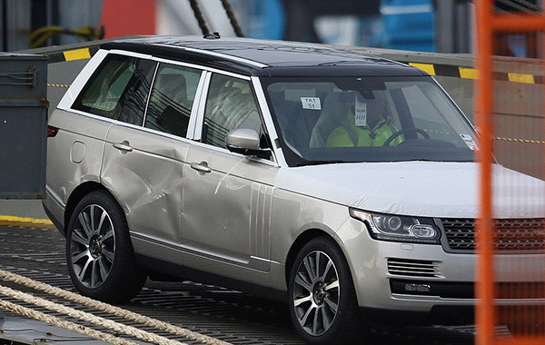 Nhiều chiếc xe với phần vỏ bị móp, bong tróc khi di chuyển khỏi tàu Hoegh Osaka.