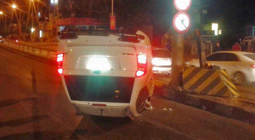 Chiếc xe lật ngửa trên đường.